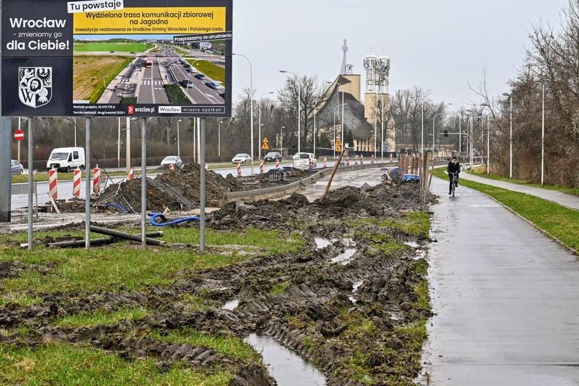 Początek - jadąc z centrum - trasy autobusowo-tramwajowej na Jagodno. Na Bardzkiej, tuż za skrzyżowaniem ze Świeradowską i Morwową, istnieje już przedłużenie tor&oacute;w, kt&oacute;re przecinają jezdnię i wkraczają na wydzielony korytarz.&nbsp;