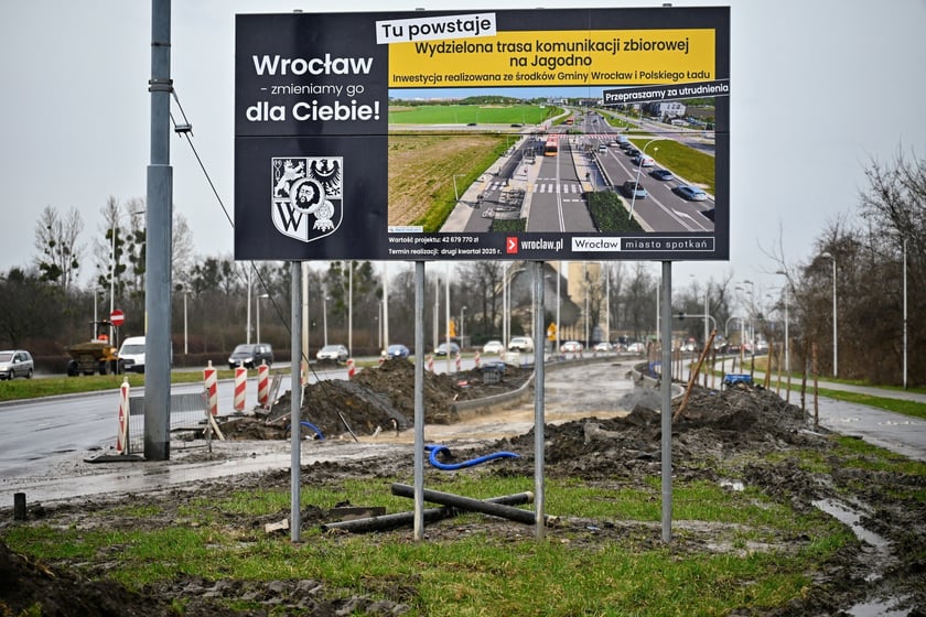 Początek - jadąc z centrum - trasy autobusowo-tramwajowej na Jagodno. Na Bardzkiej, tuż za skrzyżowaniem ze Świeradowską i Morwową, istnieje już przedłużenie tor&oacute;w, kt&oacute;re przecinają jezdnię i wkraczają na wydzielony korytarz.&nbsp;