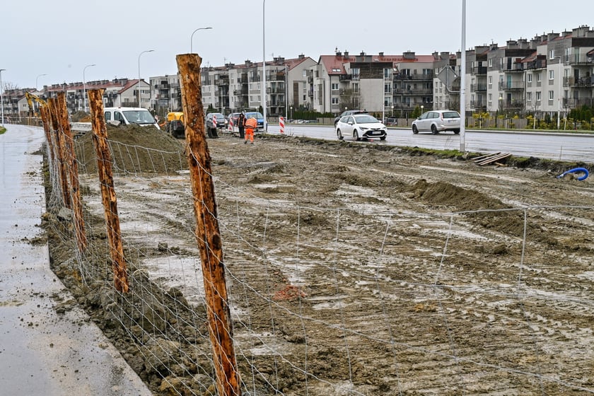 Prace wzdłuż ulicy Buforowej trwają na odcinku od ul. Lutosławskiego w kierunku centrum.&nbsp;