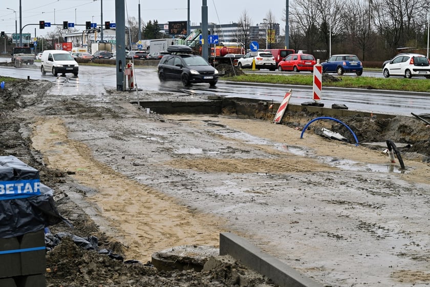 Początek - jadąc z centrum - trasy autobusowo-tramwajowej na Jagodno. Na Bardzkiej, tuż za skrzyżowaniem ze Świeradowską i Morwową, istnieje już przedłużenie tor&oacute;w, kt&oacute;re przecinają jezdnię i wkraczają na wydzielony korytarz.&nbsp;
