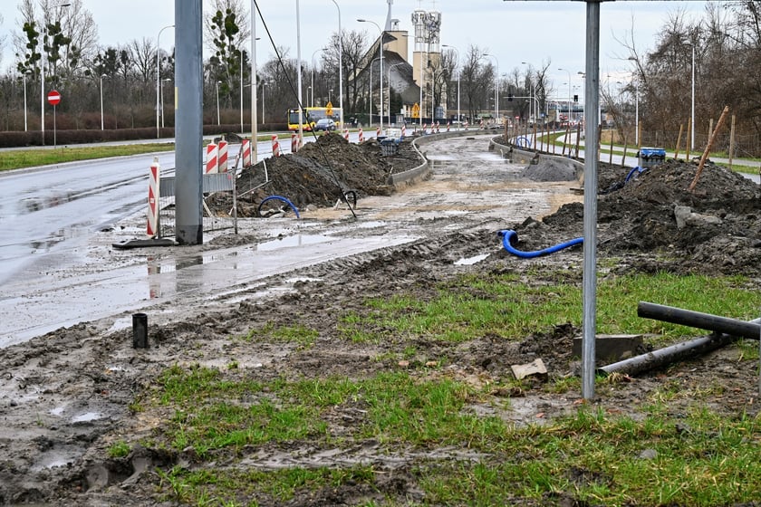 Początek - jadąc z centrum - trasy autobusowo-tramwajowej na Jagodno. Na Bardzkiej, tuż za skrzyżowaniem ze Świeradowską i Morwową, istnieje już przedłużenie tor&oacute;w, kt&oacute;re przecinają jezdnię i wkraczają na wydzielony korytarz.&nbsp;