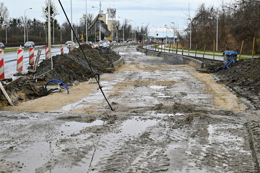 Początek - jadąc z centrum - trasy autobusowo-tramwajowej na Jagodno. Na Bardzkiej, tuż za skrzyżowaniem ze Świeradowską i Morwową, istnieje już przedłużenie tor&oacute;w, kt&oacute;re przecinają jezdnię i wkraczają na wydzielony korytarz.&nbsp;