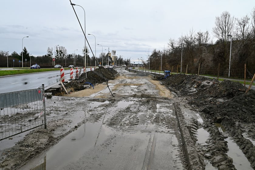 Początek - jadąc z centrum - trasy autobusowo-tramwajowej na Jagodno. Na Bardzkiej, tuż za skrzyżowaniem ze Świeradowską i Morwową, istnieje już przedłużenie tor&oacute;w, kt&oacute;re przecinają jezdnię i wkraczają na wydzielony korytarz.&nbsp;