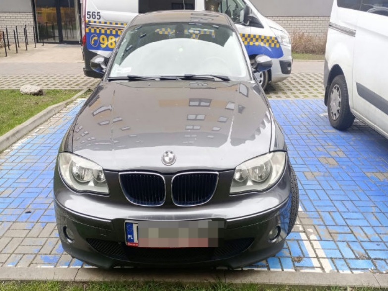 Nieprawidłowo zaparkowany pojazd