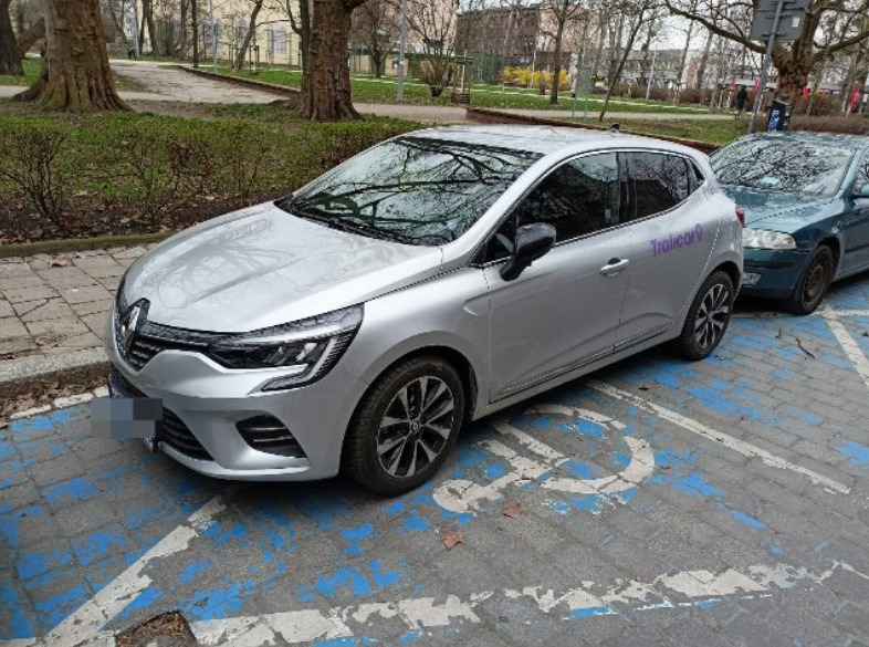 Nieprawidłowo zaparkowany pojazd - na niebieskiej na kopercie&nbsp;