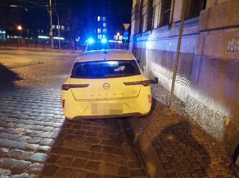 Nieprawidłowo zaparkowany pojazd - ul. Więzienna