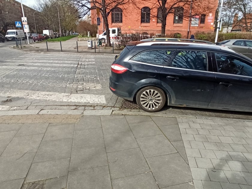 Mistrzowie parkowania we Wrocławiu. Przykłady niezgodnego z przepisami parkowania (skrzyżowanie ul. Jemiołowej i ul. Kryczej)