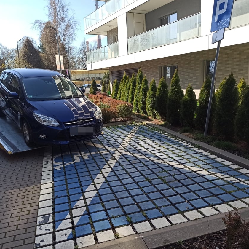 Mistrzowie parkowania we Wrocławiu. Przykłady niezgodnego z przepisami parkowania