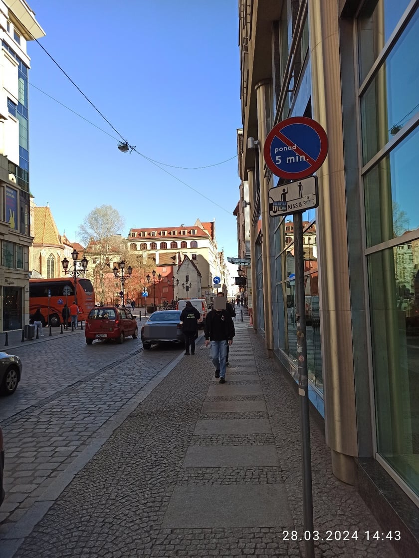 Mistrzowie parkowania we Wrocławiu. Przykłady niezgodnego z przepisami parkowania