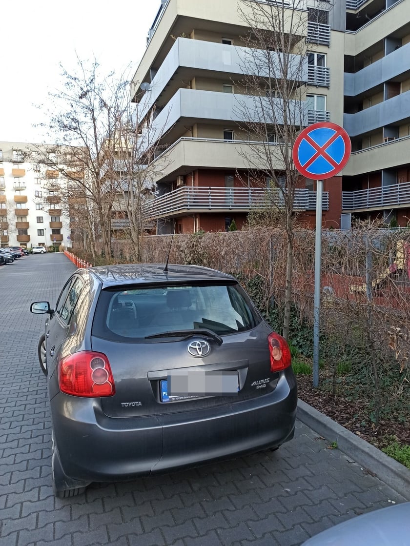 Mistrzowie parkowania we Wrocławiu. Przykłady niezgodnego z przepisami parkowania