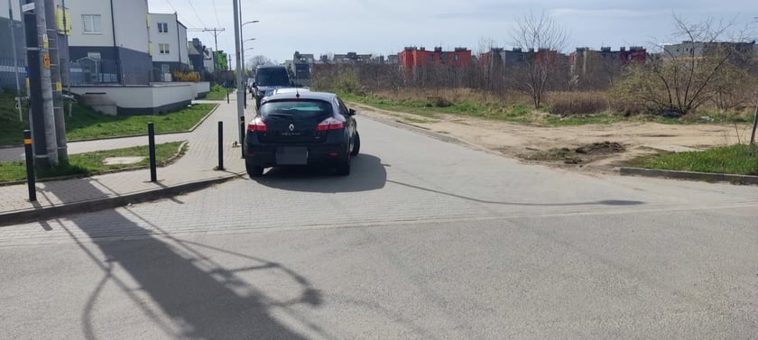 Mistrzowie parkowania we Wrocławiu. Przykłady niezgodnego z przepisami parkowania