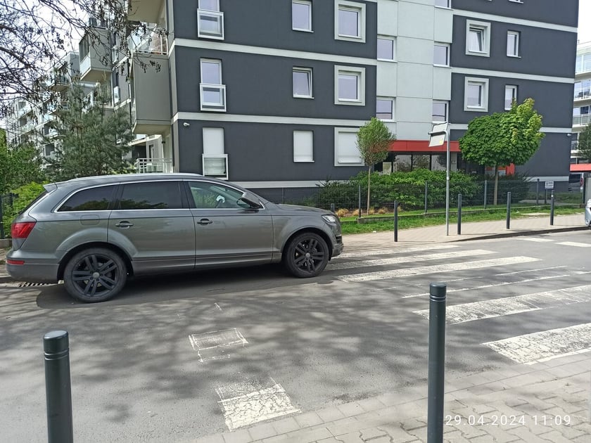 Za takie parkowanie Straż Miejska Wrocławia wypisuje mandaty - samoch&oacute;d zaparkowany na przejściu dla pieszych&nbsp;