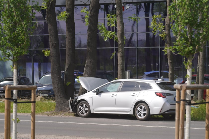 Samochód uderzył w drzewo na Strzegomskiej. Tworzą się duże korki
