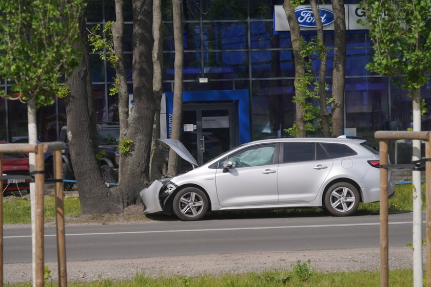 Samochód uderzył w drzewo na Strzegomskiej. Tworzą się duże korki