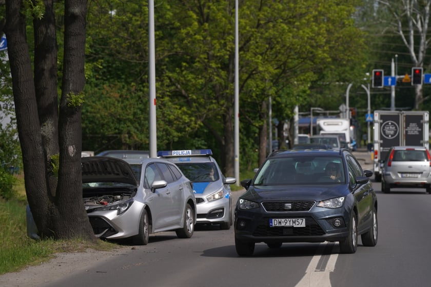Samochód uderzył w drzewo na Strzegomskiej. Tworzą się duże korki