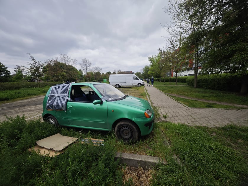 Nieprawidłowo zaparkowane samochody