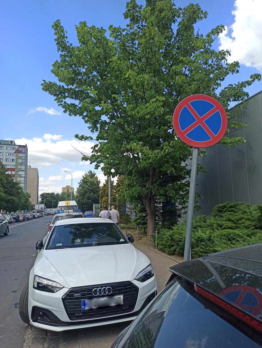 Nieprawidłowo zaparkowane samochody