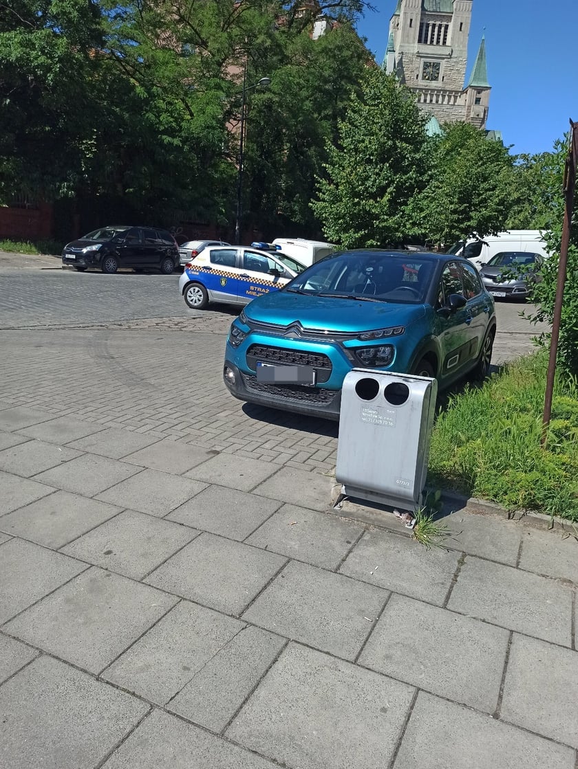 Niezgodnie z prawem zaparkowane samochody