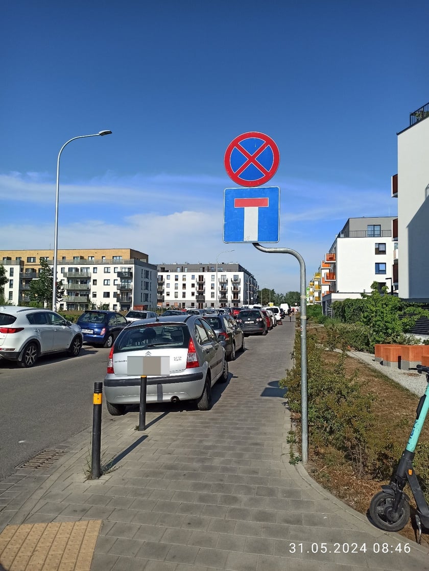 Przykład niezgodnego z prawem parkowania