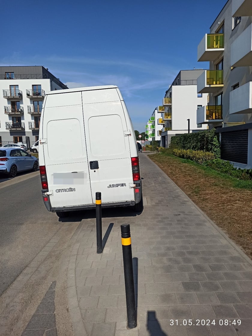 Przykład niezgodnego z prawem parkowania