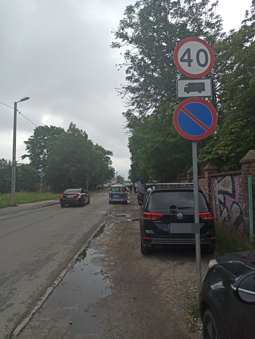 Przykład niezgodnego z prawem parkowania