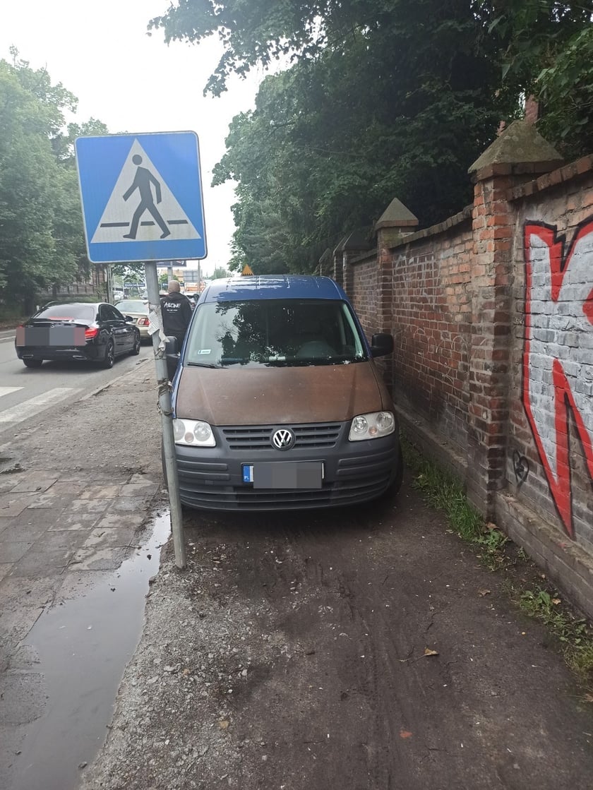 Przykład niezgodnego z prawem parkowania