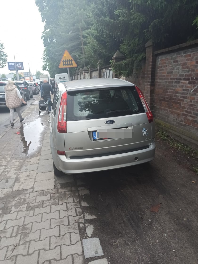 Przykład niezgodnego z prawem parkowania
