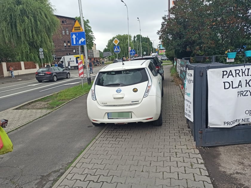 Przykład niezgodnego z prawem parkowania