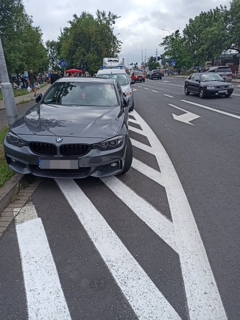 Przykład niezgodnego z prawem parkowania