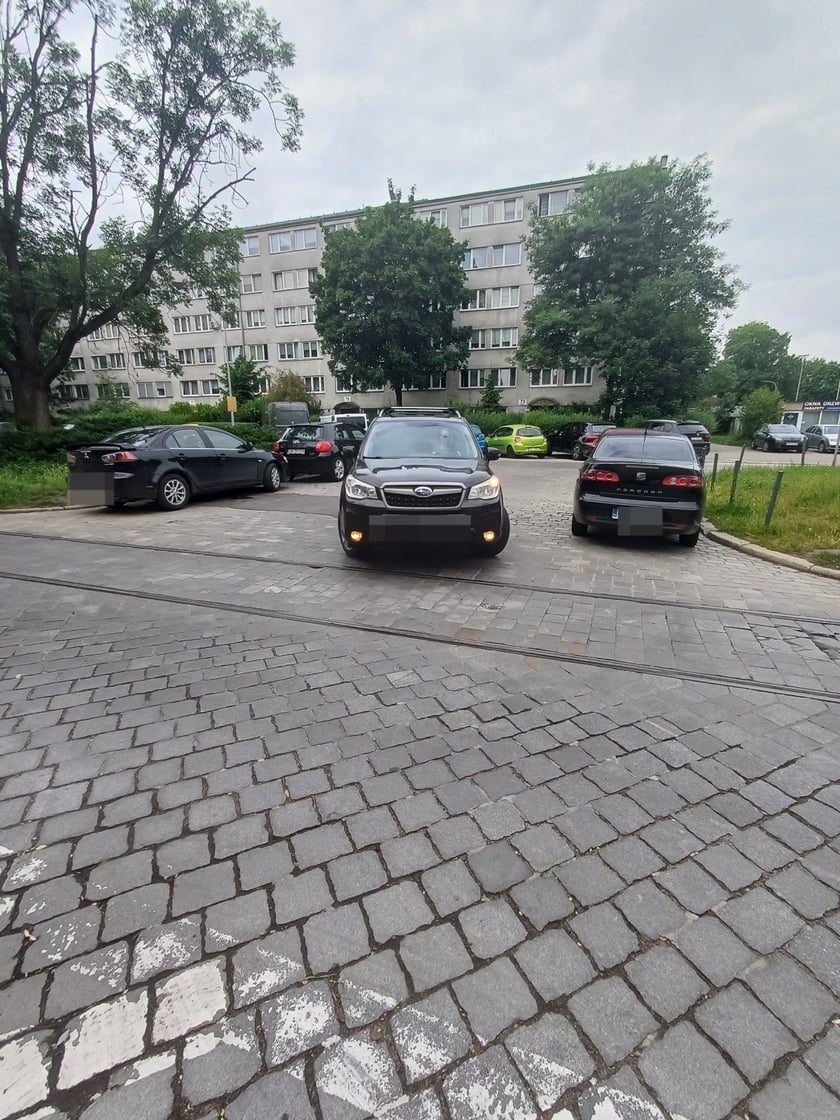 Przykład niezgodnego z prawem parkowania