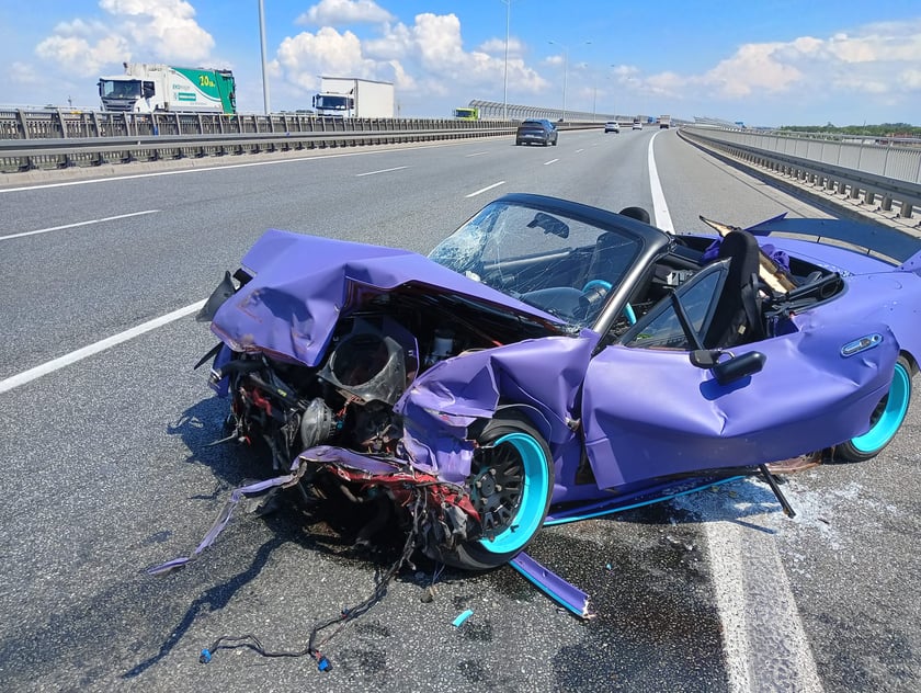 Fioletowa mazda, samoch&oacute;d, kt&oacute;rego kierowca miał wypadek na AOW