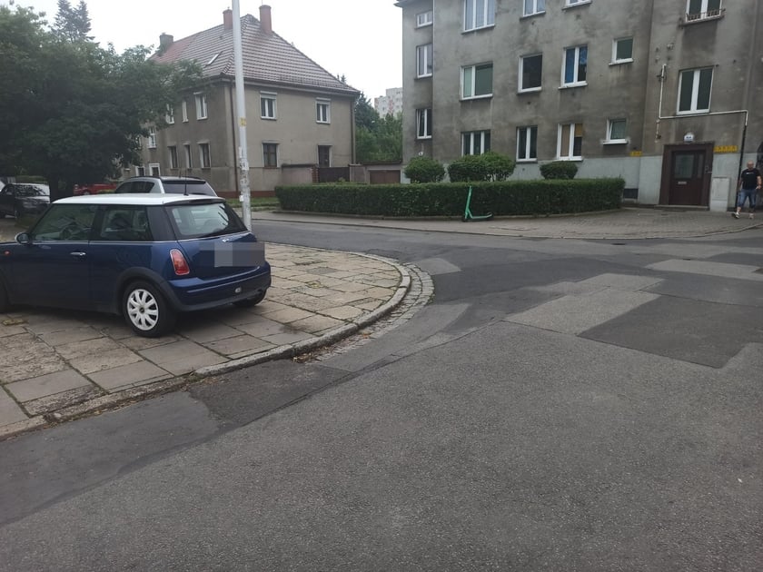 Przykłady niezgodnego z prawem parkowania. Zdjęcia wykonane podczas kontroli Straży Miejskiej Wrocławia między 3 a 9 czerwca