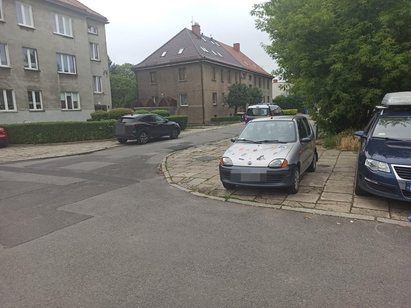 Przykłady niezgodnego z prawem parkowania. Zdjęcia wykonane podczas kontroli Straży Miejskiej Wrocławia między 3 a 9 czerwca