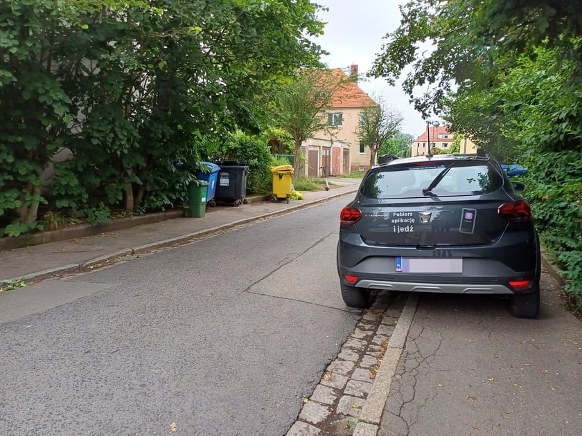 Przykłady niezgodnego z prawem parkowania. Zdjęcia wykonane podczas kontroli Straży Miejskiej Wrocławia między 3 a 9 czerwca