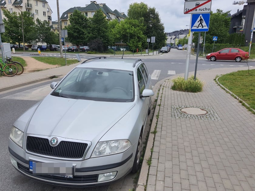 Przykłady niezgodnego z prawem parkowania. Zdjęcia wykonane podczas kontroli Straży Miejskiej Wrocławia między 3 a 9 czerwca