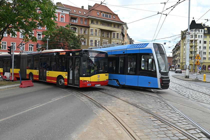 Przejazdy próbne tramwajów przez ul. Pomorską.