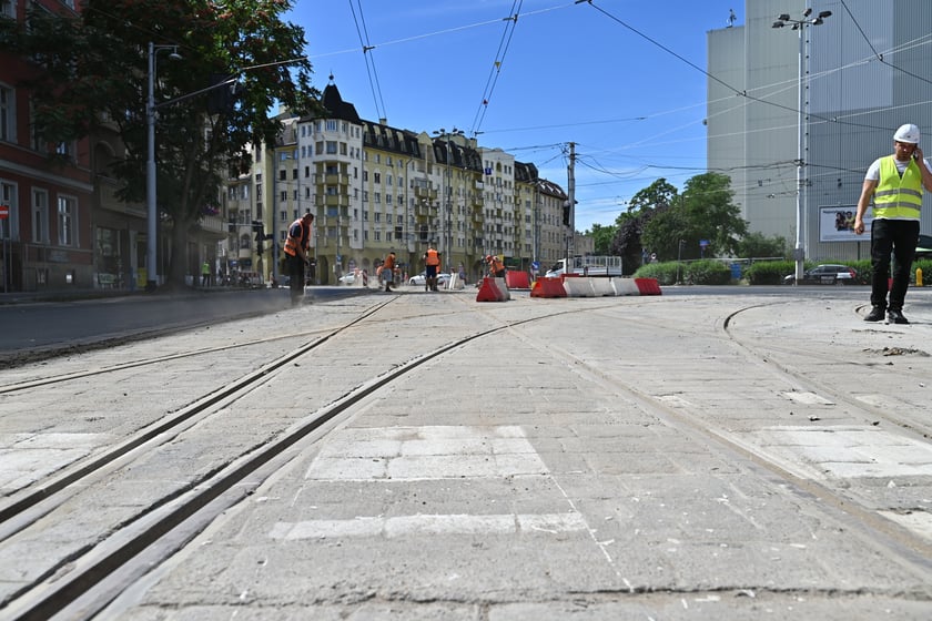 Czyszczenie szyn przed pierwszym próbnym przejazdem.