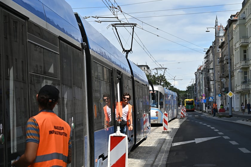 Przejazdy próbne tramwajów przez ul. Pomorską.