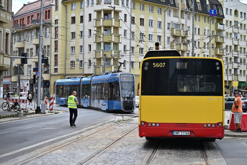 Przejazdy próbne tramwajów przez ul. Pomorską.