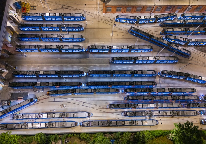 Kilkadziesiąt tramwajów stacjonujących na zajezdni Borek.
