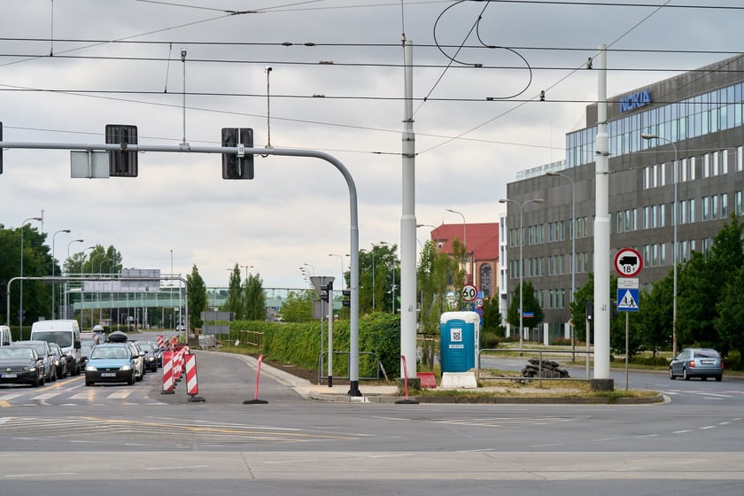 Ostatnie prace przy rozbudowie skrzyżowania ulicy Legnickiej z Na Ostatnim Groszu i Milenijnej