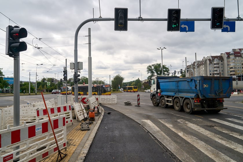 Ostatnie prace przy rozbudowie skrzyżowania ulicy Legnickiej z Na Ostatnim Groszu i Milenijnej