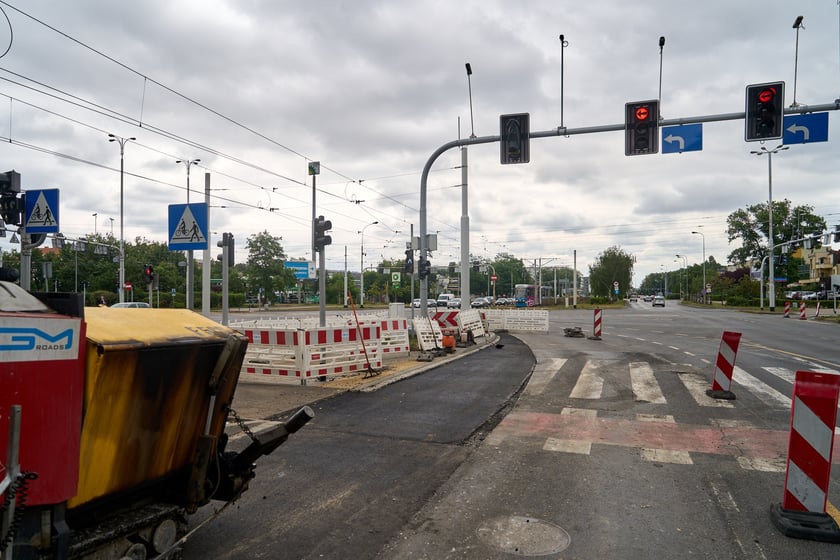Ostatnie prace przy rozbudowie skrzyżowania ulicy Legnickiej z Na Ostatnim Groszu i Milenijnej