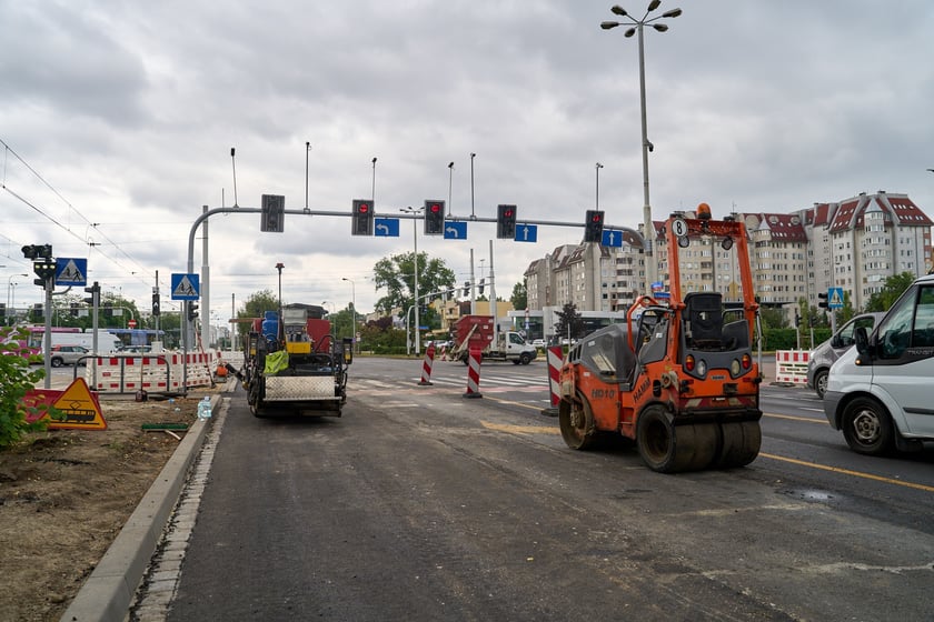 Ostatnie prace przy rozbudowie skrzyżowania ulicy Legnickiej z Na Ostatnim Groszu i Milenijnej