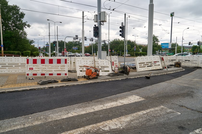 Ostatnie prace przy rozbudowie skrzyżowania ulicy Legnickiej z Na Ostatnim Groszu i Milenijnej