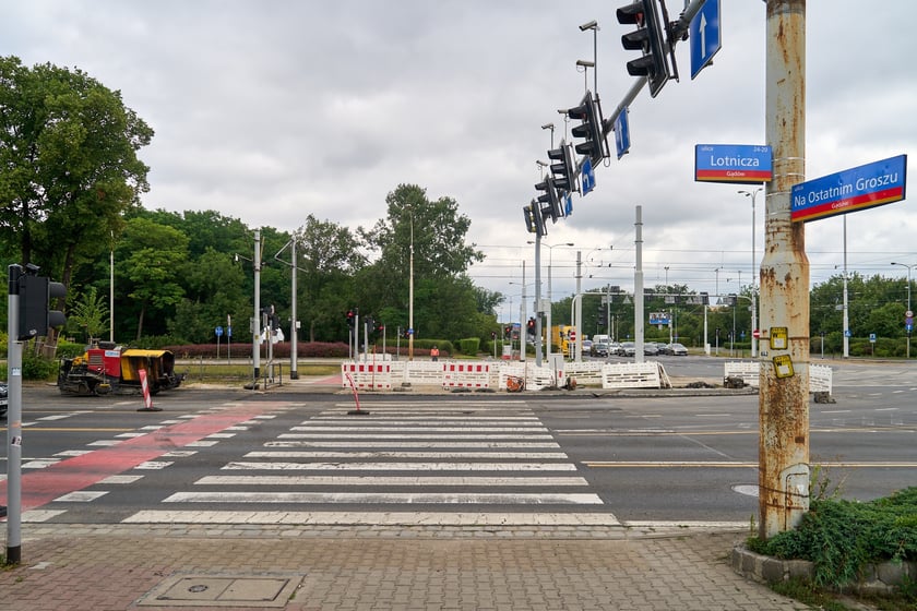 Ostatnie prace przy rozbudowie skrzyżowania ulicy Legnickiej z Na Ostatnim Groszu i Milenijnej