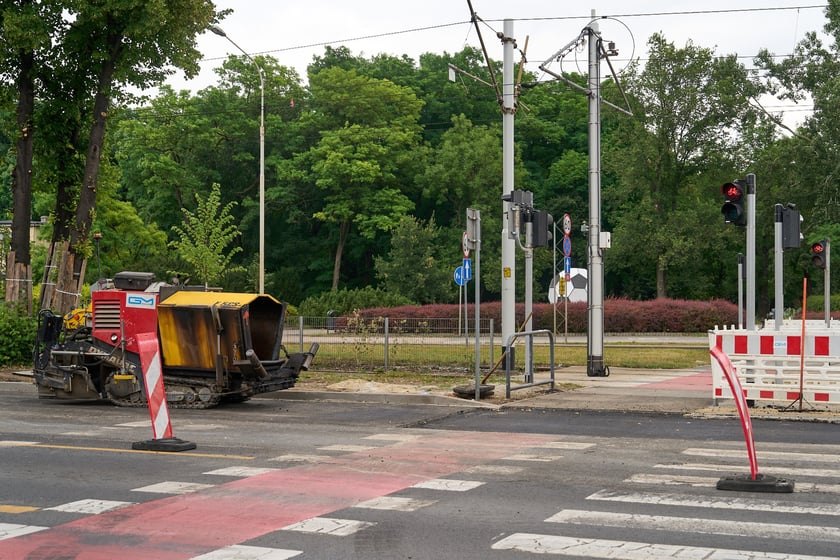 Ostatnie prace przy rozbudowie skrzyżowania ulicy Legnickiej z Na Ostatnim Groszu i Milenijnej