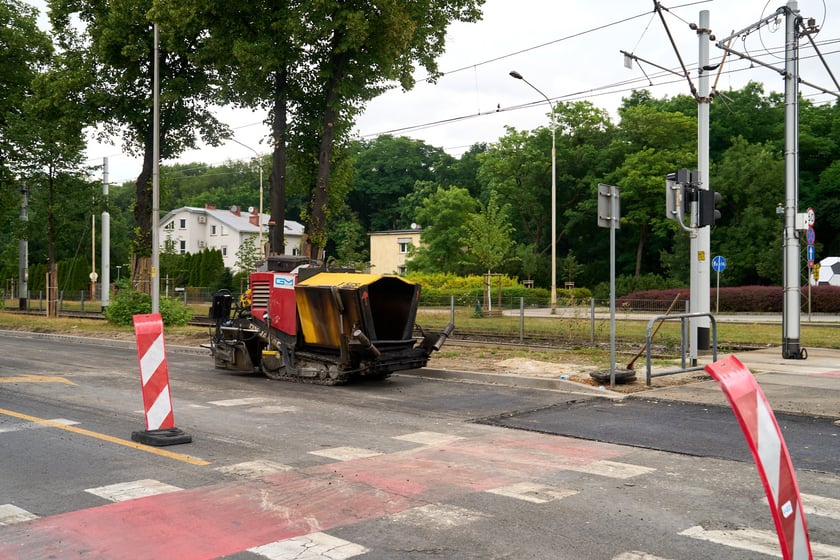 Ostatnie prace przy rozbudowie skrzyżowania ulicy Legnickiej z Na Ostatnim Groszu i Milenijnej