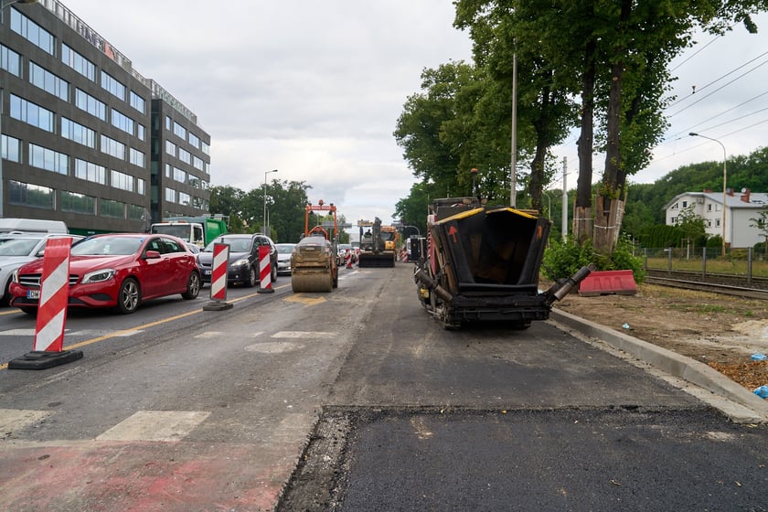 Ostatnie prace przy rozbudowie skrzyżowania ulicy Legnickiej z Na Ostatnim Groszu i Milenijnej