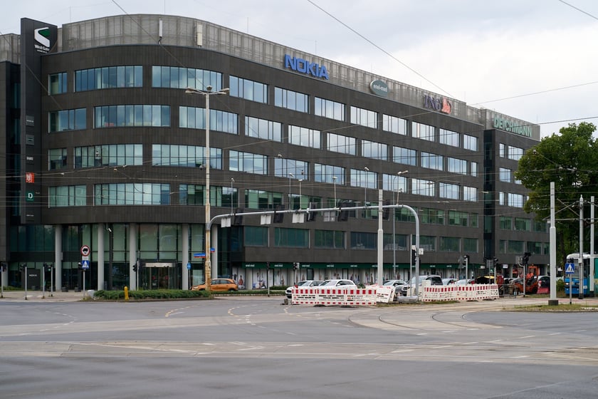 Ostatnie prace przy rozbudowie skrzyżowania ulicy Legnickiej z Na Ostatnim Groszu i Milenijnej